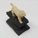 LOTE 055 - MINI ESCULTURA  EM MARFIM REPRESENTANDO TIGRE33 MM  X 38 MM  X 23 MM  (NO ESTADO)
