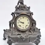 LOTE 158 - RARO RELÓGIO DE MESA EM BRONZE. VIDRO DE CRISTAL TRANSPARENTE, À CORDA. ALTURA 40 CM, COMPRIMENTO 37 CM LARGURA 19 CM. (NO ESTADO)