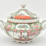 LOTE 200 - TERRINA IMPORTADA DE PORCELANA CHINESA. ALTURA 22 CM, COMPRIMENTO 30 CM E LARGURA 22,5 CM (NO ESTADO)