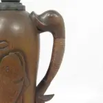 LOTE 218 - GARRAFA TÉRMICA EM MADEIRA, COM 36CM, RARA (NO ESTADO)