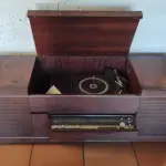 LOTE 323 - ANTIGA PHILIPS DOS ANOS 60- EM MADEIRA NOBRE AGENDADA, SEGUNDO A DONA FUNCIONANDO ATÉ 2 ANOS ATRÁS DEPOIS FOI GUARDADO EDTA LIGANDO (NO ESTADO)