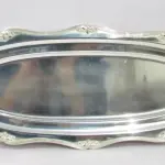 LOTE 217 - TRAVESSA EM METAL ESPESSURADO A PRATA, 64CM X 26CM (NO ESTADO)