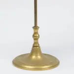 LOTE 294 - RARA LAMPARINA DE MESA EM METAL AMARELO COM PARA VENTO E APAGADOR. ALT 37 CM.(NO ESTADO)