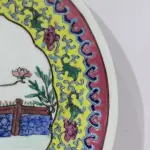 LOTE 219 - PRATO DE DECORAÇÃO IMPORTADO JAPONÊS EM PORCELANA 25 CM DE DIÂMETRO (NO ESTADO)