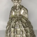 LOTE 211 - MANTEIGUEIRA EM METAL ESPESSURADO A PRATAE SINO EM METAL NIQUELADO, 11CM (NO ESTADO)
