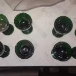 LOTE 335 - BELÍSSIMAS TAÇAS DE PÉ ALTO PARA VINHO, IMPORTADAS EXECUTADAS LOTE COM 11 TAÇAS NA TONALIDADE VERDE ESMERALDA 10 CM X 6,5 CM (NO ESTADO)