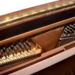 LOTE 228 - PIANO ANTIGO 145 X 60 X 136 CM. SEM A BANQUETA, PIANO EM ÓTIMO ESTADO DE CONSERVAÇÃO, (NO ESTADO)