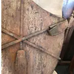 LOTE 269 - BRASÃO MUITO  ANTIGO COM ÓTIMOS DETALHES 60X 30CM (NO ESTADO)