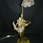 LOTE 288 - LUMINÁRIA EM METAL DOURADO " ALT DA ESCULTURA 43 CM E ALT TOTAL 70 CM (NO ESTADO)