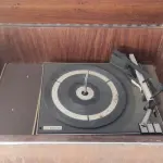 LOTE 323 - ANTIGA PHILIPS DOS ANOS 60- EM MADEIRA NOBRE AGENDADA, SEGUNDO A DONA FUNCIONANDO ATÉ 2 ANOS ATRÁS DEPOIS FOI GUARDADO EDTA LIGANDO (NO ESTADO)