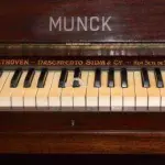 LOTE 228 - PIANO ANTIGO 145 X 60 X 136 CM. SEM A BANQUETA, PIANO EM ÓTIMO ESTADO DE CONSERVAÇÃO, (NO ESTADO)