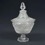 LOTE 197 - COMPOTEIRA  CRISTAL ALTURA 25,5 CM E DIÂMETRO 16 CM. OBS: PEQUENO BICADO NA BORDA (NO ESTADO)