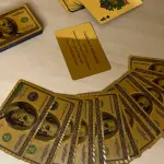 LOTE 010 - 01 BARALHO DOURADO ESPELHADO DOLLAR GOLD(NO ESTADO)