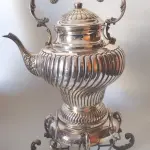 LOTE 183 - SAMOVAR EM METAL ESPESSURADO A PRATA. 25 CM (NO ESTADO)