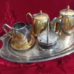 LOTE 270 - LINDO JOGO PARA CAFÉ/CHÁ EM METAL ESPESSURADO NECESSITA PASSAR KAOL (NO ESTADO)