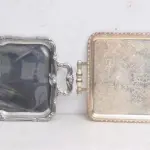 LOTE 204 - BANDEJAS PARA SERVIR EM METAL, UMA DELAS, 52/34 CM (NO ESTADO)