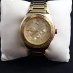 LOTE 275 - RELÓGIO PUMA , RESISTENTE ÁGUA , PULSEIRA EM AÇO DOURADO , ACOMPANHA PEÇAS PARA AJUSTE NA  PULSEIRA , COM  BATERIA NOVA  (NO ESTADO)