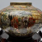 LOTE 284 - RARÍSSIMO VASO IMPORTADO EM FAIANCA CHINESA. ACOMPANHA BASE EM MADEIRA CLARA. ALT DO VASO: 17 CM. ALT DA BASE: 15,5 CM. MARCA NO FUNDO. (NO ESTADO)