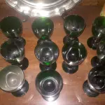 LOTE 335 - BELÍSSIMAS TAÇAS DE PÉ ALTO PARA VINHO, IMPORTADAS EXECUTADAS LOTE COM 11 TAÇAS NA TONALIDADE VERDE ESMERALDA 10 CM X 6,5 CM (NO ESTADO)