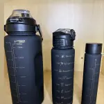LOTE 043 - 01 KIT COM 3 GARRAFAS DE DIVERSOS TAMANHOS NA COR PRETA COM DOURADO(NO ESTADO)