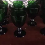 LOTE 335 - BELÍSSIMAS TAÇAS DE PÉ ALTO PARA VINHO, IMPORTADAS EXECUTADAS LOTE COM 11 TAÇAS NA TONALIDADE VERDE ESMERALDA 10 CM X 6,5 CM (NO ESTADO)