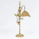 LOTE 294 - RARA LAMPARINA DE MESA EM METAL AMARELO COM PARA VENTO E APAGADOR. ALT 37 CM.(NO ESTADO)