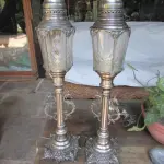 LOTE 195 - LINDAS LUMINÁRIAS ARTE DECOR EM METAL FUNCIONADO ATE O MOMENTO ESPESSURADO A PRATA CÚPULAS EM CRISTAL ALTURA 68 CM (NO ESTADO)