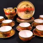 LOTE 179 - RARO JOGO PARA CHÁ JAPONÊS, PORCELANA CASCA DE OVO, ÓTIMA POLICROMIA E DOURAÇÃO,  CONSTANDO 1 LEITEIRA, 4 PRATOS PAR BOLO E 12 XÍCARAS (NO ESTADO)
