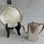 LOTE 333 - BULE  ESPESSURADO A PRATA E UMA SALVA E 1 BULE PARA CAFÉ.(NO ESTADO)