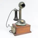 LOTE 296 - RARO  TELEFONE EM METAL E MADEIRA. ANTIGA EMPRESA TELEFÔNICA TELEBRAS.DA  ORION DE  SÃO PAULO C.T.B.ALT 28,5 CM. MEDIDA DA CAIXA, ALTURA 23 CM, COMPRIMENTO 17 CM (NO ESTADO)