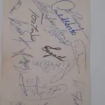 LOTE 230 - RARÍSSIMO E ÚNICO CARDÁPIO DA SELEÇÃO BRASILEIRA DE 1970, AUTOGRAFADO EM EVENTO REALIZADO NO RIO DE JANEIRO, FOI ESCOLHIDO PELA SELEÇÃO BRASILEIRO P MELHOR GARÇOM DA NOITE E DERA PRA ELE ESSA RELÍQUIA 13CM DE  LARGURA, ALTURA 23CM (NO ESTADO)