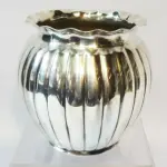 LOTE 302 - LOTE COM DUAS PEÇAS FLOREIRA ESTILO INGLÊS METAL ESPESSURADO  DIÂMETRO DE 10 CM E ALTURA DE 11 CM. CESTA EM METAL PRATEADO NUMERADA NA BASE. ALTURA DE 5,5 CM E DIÂMETRO DE 24 CM. (NO ESTADO)