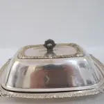 LOTE 211 - MANTEIGUEIRA EM METAL ESPESSURADO A PRATAE SINO EM METAL NIQUELADO, 11CM (NO ESTADO)