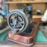 LOTE 322 - ANTIGA MÁQUINA BASE EM MADEIRA (NO ESTADO)