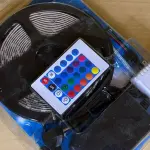 LOTE 035 - 01 FITA LED DE 5 METROS COM CONTROLE REMOTO E DIVERSAS TROCAS DE CORES NO CONTROLE(NO ESTADO)