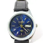 LOTE 276 - RELÓGIO RARO CITIZEN, MOSTRADOR NA TON AZUL SINALIZA DIA DO MÊS E SEMANA, AUTOMÁTICO, MECANISMO COM 21 SAFIRAS OU RUBIS, A PROVA D'ÁGUA, CAIXA EM AÇO, PULSEIRA EM COURO, (NO ESTADO)