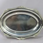 LOTE 226 - TRAVESSA EM METAL ESPESSURADO A PRATA, 47CM DE COMPRIMENTO, 35CM DE LARGURA (NO ESTADO)