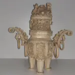 LOTE 261 - ARTE ORIENTAL - ESCULTURA DRAGÃO FEITO EM OSSO  PEÇA MUITO RARA DE ANOS 50, 30 CM ALTURA 30 DE COMPRIMENTO (NO ESTADO)