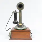 LOTE 296 - RARO  TELEFONE EM METAL E MADEIRA. ANTIGA EMPRESA TELEFÔNICA TELEBRAS.DA  ORION DE  SÃO PAULO C.T.B.ALT 28,5 CM. MEDIDA DA CAIXA, ALTURA 23 CM, COMPRIMENTO 17 CM (NO ESTADO)