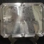 LOTE 327 - DUAS BANDEJAS EM METAL ESPESSURADO A PRATA (NO ESTADO)