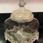 LOTE 259 - LINDA BOMBONIERE  VIDRO COM GUARNIÇÕES EM METAL E MADEIRA COM PATINA PROVENCE. 35CM DE ALTURA.(NO ESTADO)