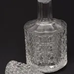 LOTE 227 - GARRAFA PARA WHISKY, CRISTAL, LAPIDADA - 26CM DE ALTURA (NO ESTADO)