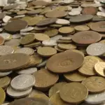 LOTE 320 - COLEÇAO COM COM 15 QUILOS DE MOEDAS MISTAS E RARAS GUARDADAS A ANOS (NO ESTADO)