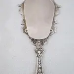 LOTE 215 - ESPELHO DE MÃO EM CRISTAL, ESTILO PORTUGUÊS, 26 CM (NO ESTADO)