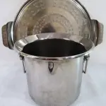 LOTE 260 - DUAS(02) PEÇAS EM METAL AÇO INOX BANDEJA E WINE COOLER  MED. BANDEJA 41 CM DIÂMETRO, WINE COOLER 18 X 23 CM DIÂMETRO.(NO ESTADO)