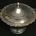 LOTE 289 - GRANDE SOPEIRA ESPESSURADO A PRATA, COM 24 CM ALT. (NO ESTADO)