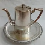 LOTE 333 - BULE  ESPESSURADO A PRATA E UMA SALVA E 1 BULE PARA CAFÉ.(NO ESTADO)
