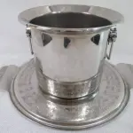 LOTE 260 - DUAS(02) PEÇAS EM METAL AÇO INOX BANDEJA E WINE COOLER  MED. BANDEJA 41 CM DIÂMETRO, WINE COOLER 18 X 23 CM DIÂMETRO.(NO ESTADO)