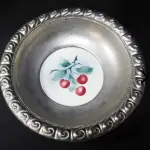LOTE 302 - LOTE COM DUAS PEÇAS FLOREIRA ESTILO INGLÊS METAL ESPESSURADO  DIÂMETRO DE 10 CM E ALTURA DE 11 CM. CESTA EM METAL PRATEADO NUMERADA NA BASE. ALTURA DE 5,5 CM E DIÂMETRO DE 24 CM. (NO ESTADO)