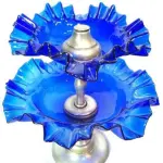 LOTE 180 - LINDA DOCEIRA FRANCESA EM METAL ESPESSURADO A PRATA E VIDRO MÃO AZUL COBALTO. 32 CM DE ALTURA (NO ESTADO)